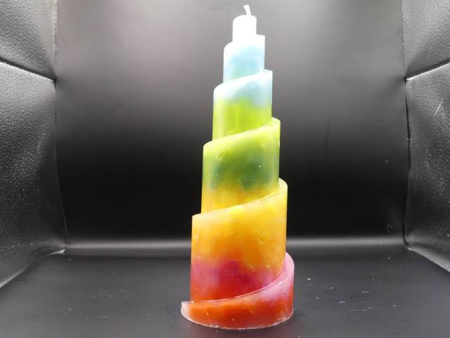 Bougie dcorative Pyramide spirale arc en ciel